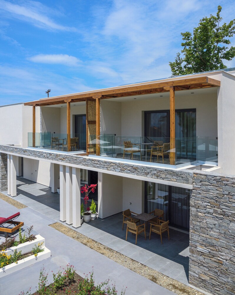 Amyntas Seafront Hotel 2/58