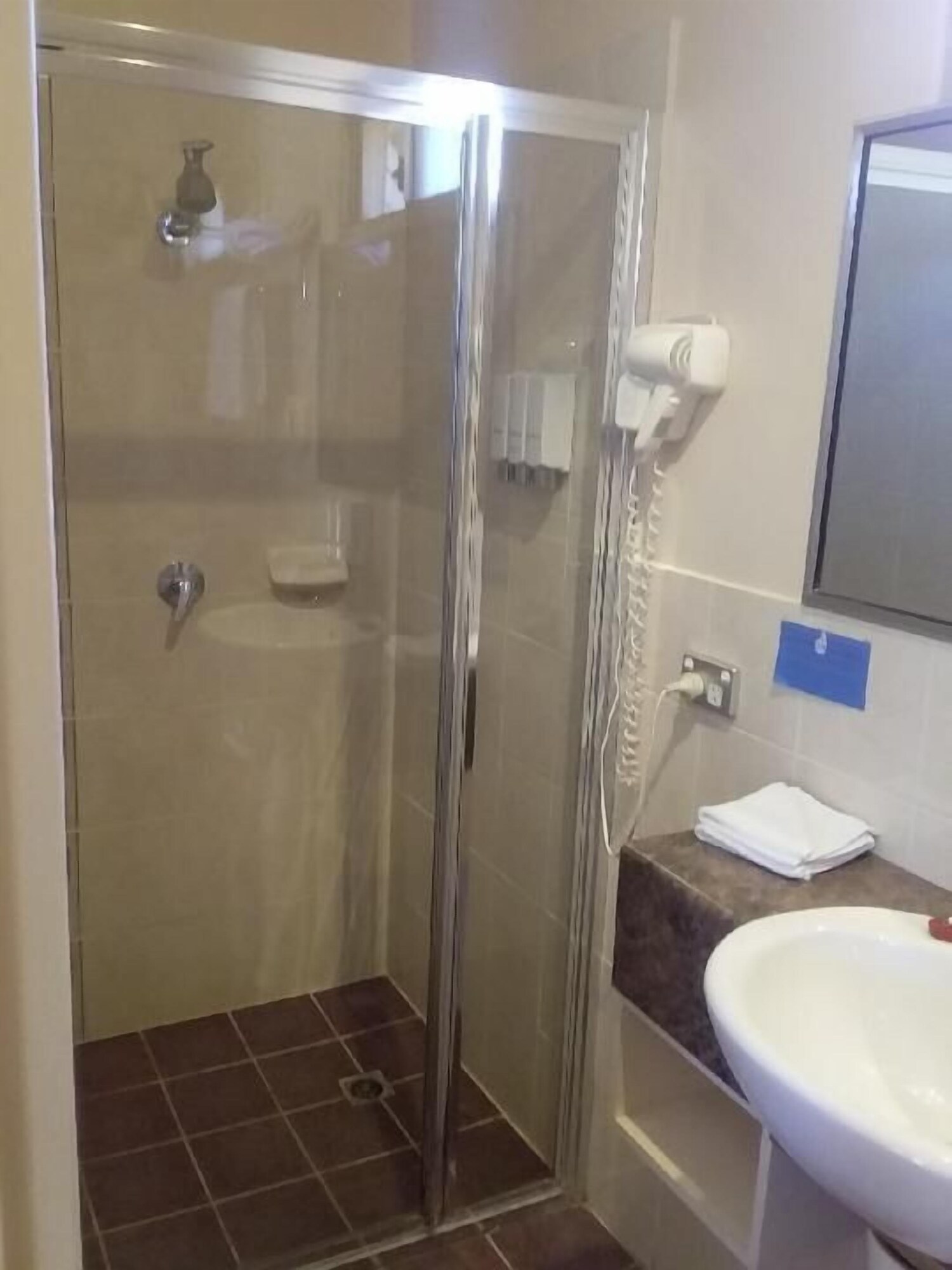 Standard, 1 Queen and 1 Single Bed, DESERT SAND MOTOR INN 2/3