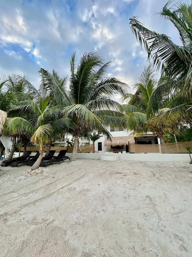 La Puerta Azul Beachfront Adults Only 41/50