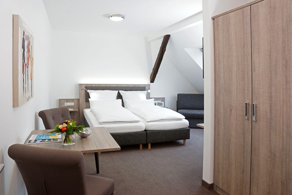 Hunerbein's Posthotel 7/49