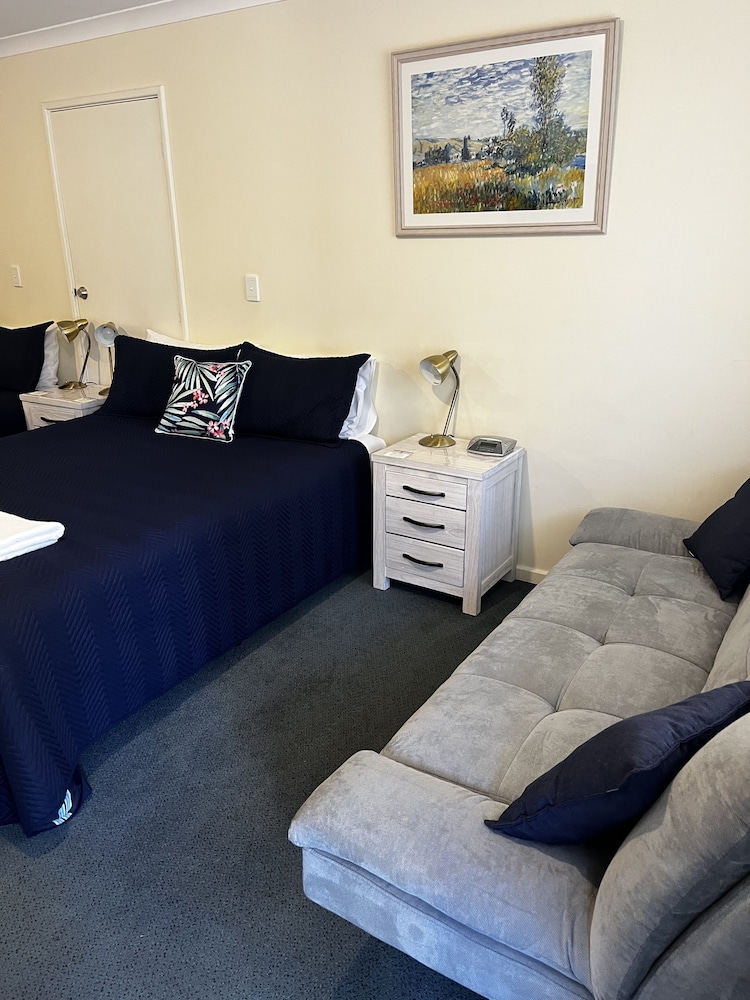 Emu Point Motel 28/70