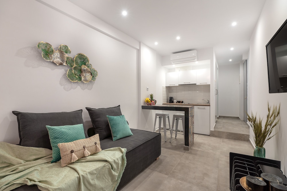 Mythos Luxury Suites 31/50