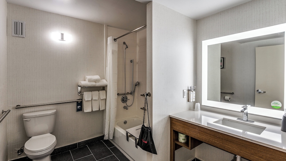 Holiday Inn Dallas Market Ctr Love Field, an IHG hotel 64/66