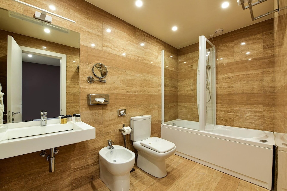 Opera Suite Hotel 49/50