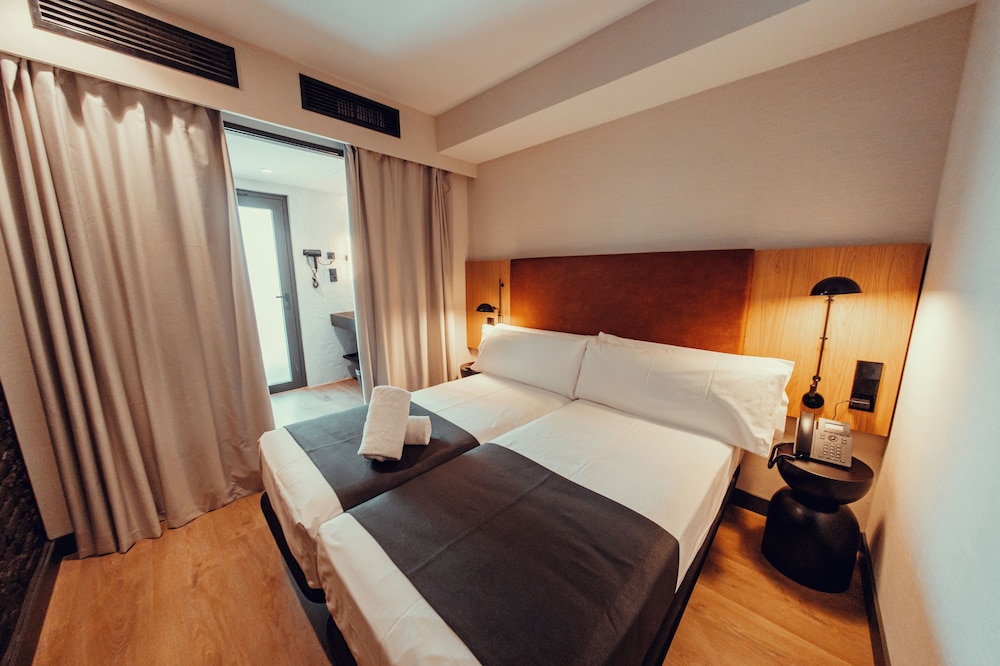 Transit Hotel 13/50