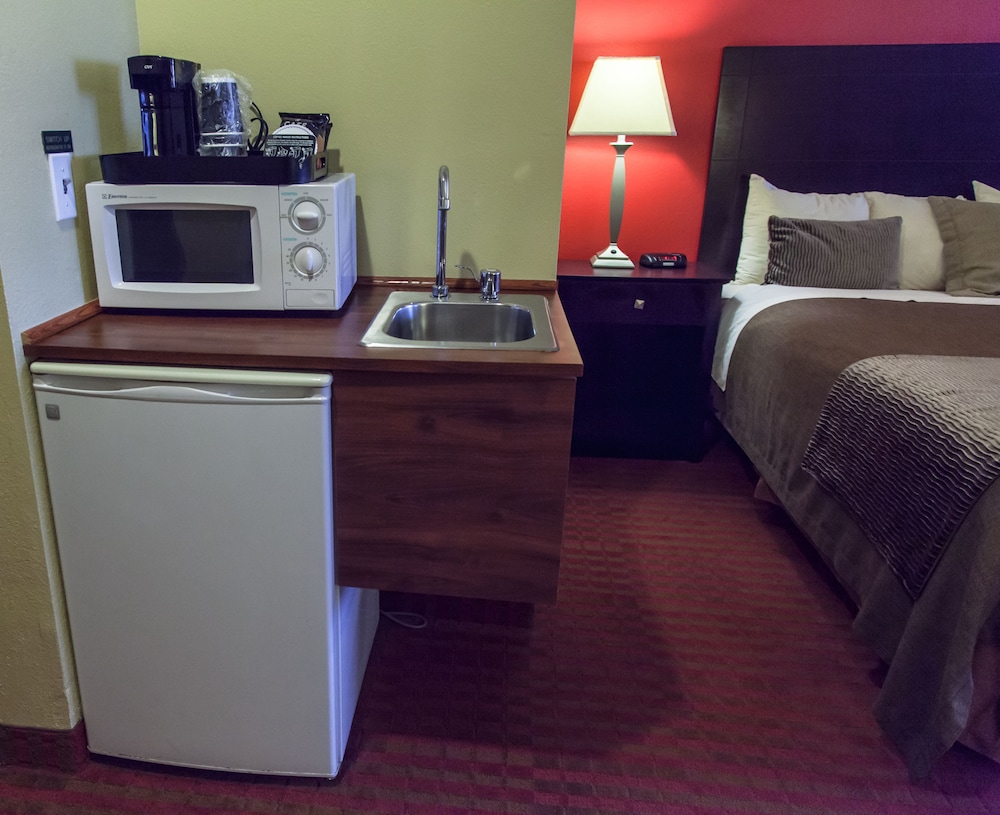 Comfort Inn and Suites At I-74 And 155 14/33
