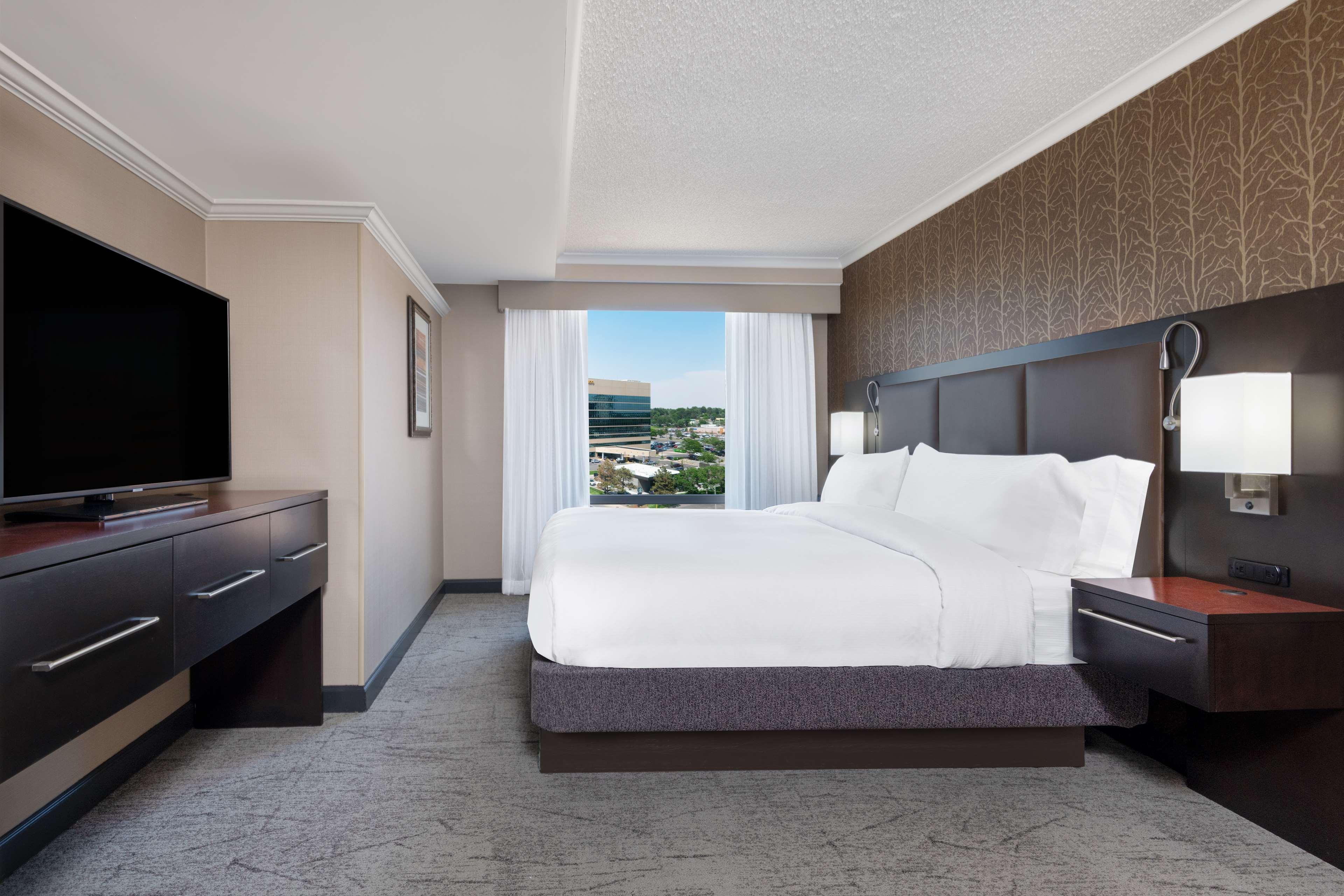 1 BEDROOM, SUITE, KING BED