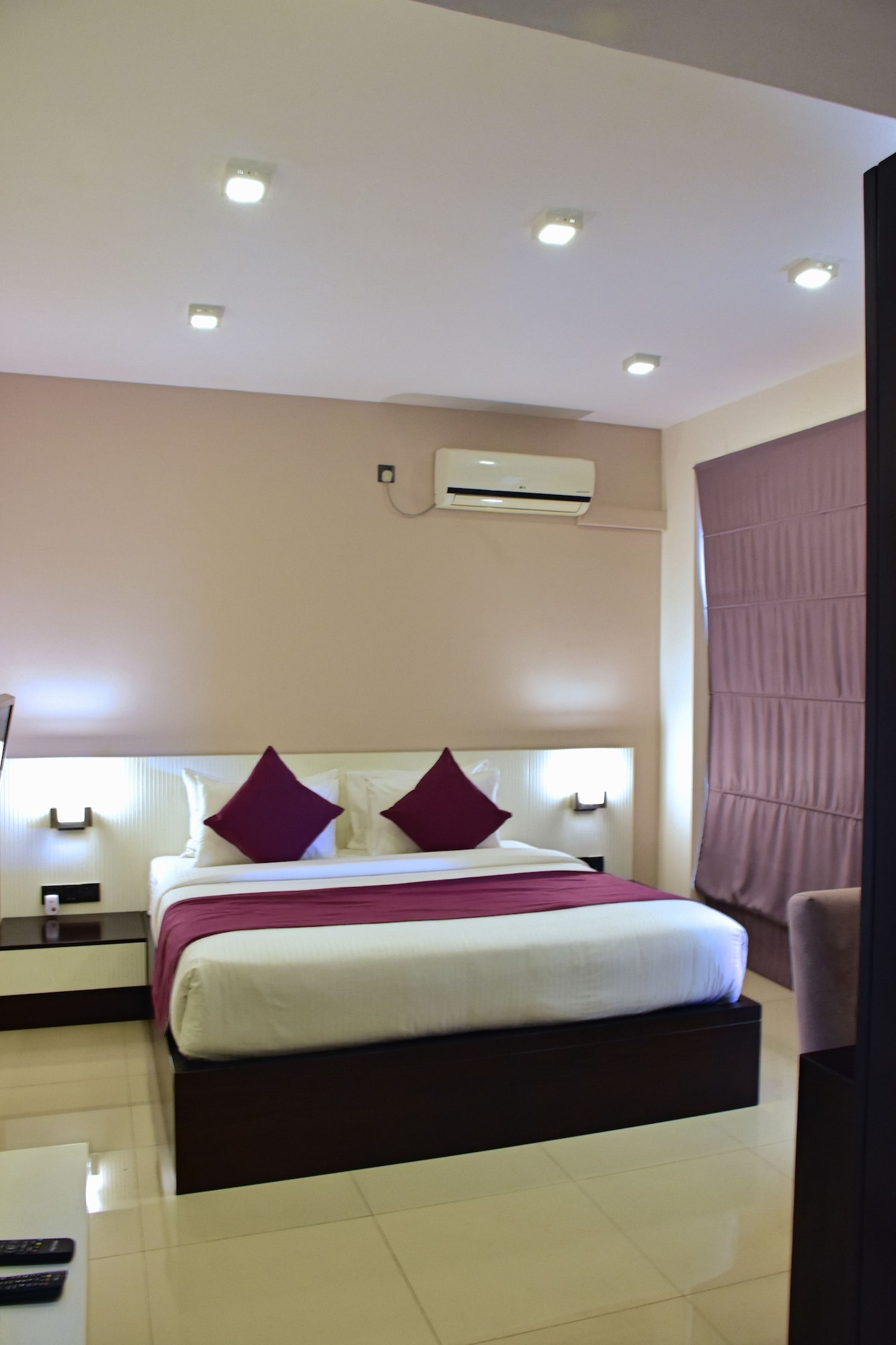 SUPERIOR, QUEEN BED
