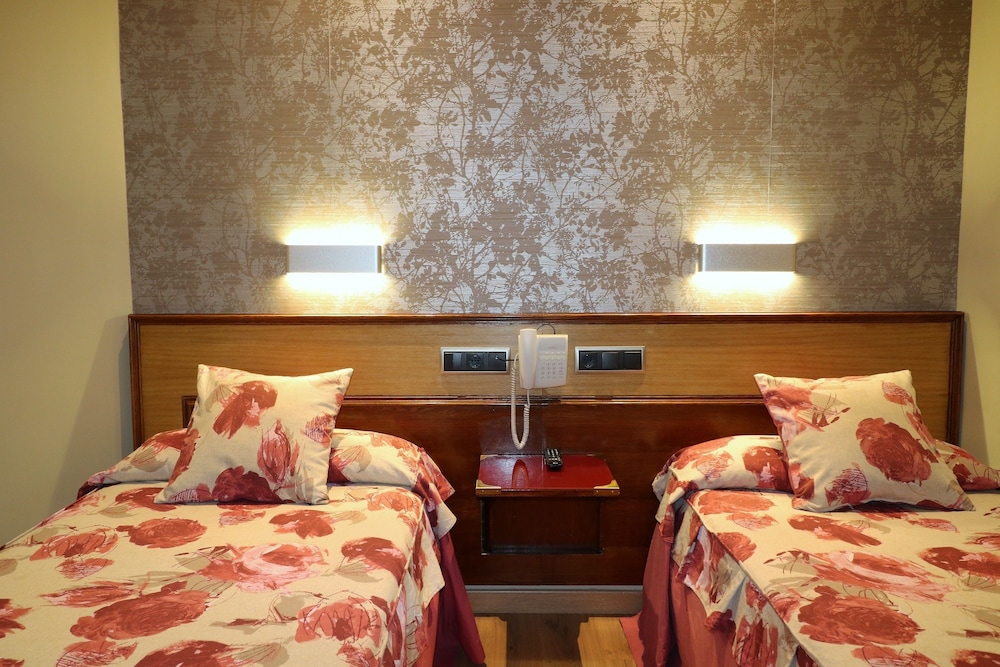 ROOM, TWIN BEDS, PRIVATE BATHROOM