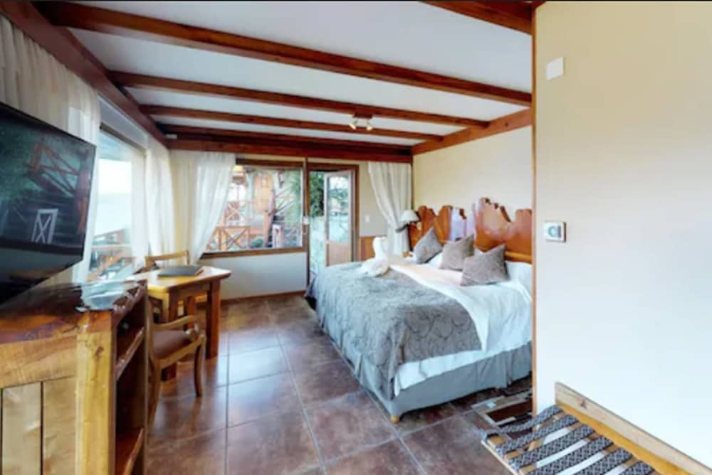 1 BEDROOM, MASTER, DOUBLE OR TWIN BED, LAKE VIEW