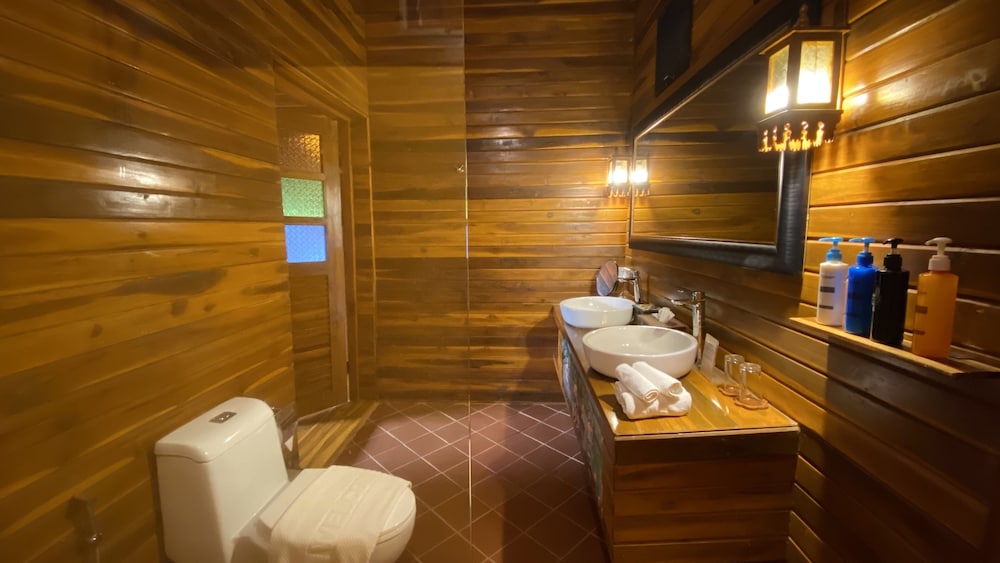 Nan Seasons Boutique Resort 80/81