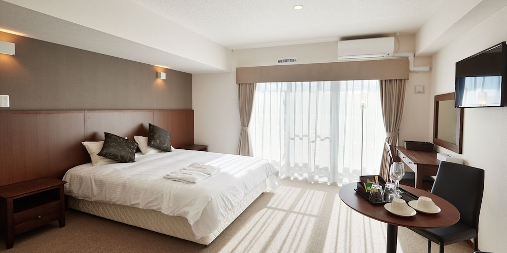 CONDOMINIUM, DOUBLE BED