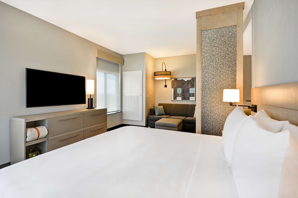 Hyatt Place Fresno 6/28