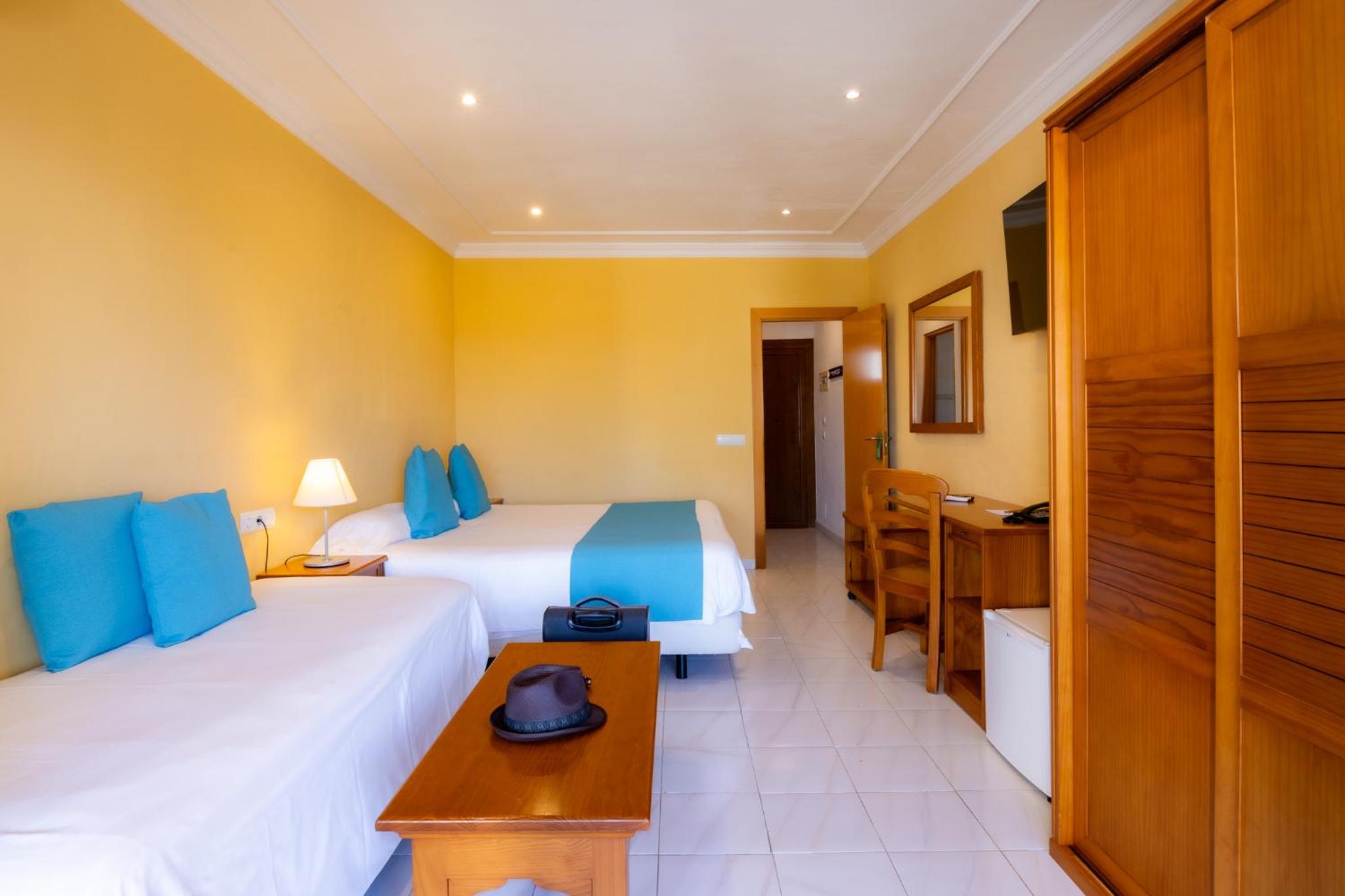 Room, Triple, 1 Queen and 1 Single Bed