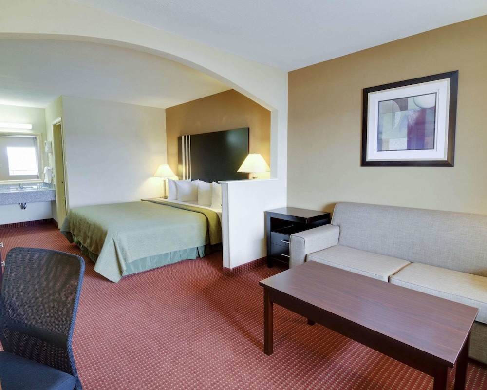 Quality Inn and Suites Clarksville 18/39