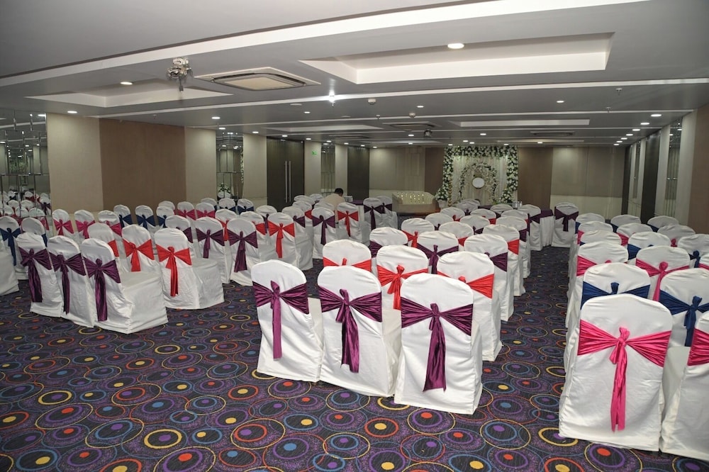Ambar Sarovar Portico 44/48