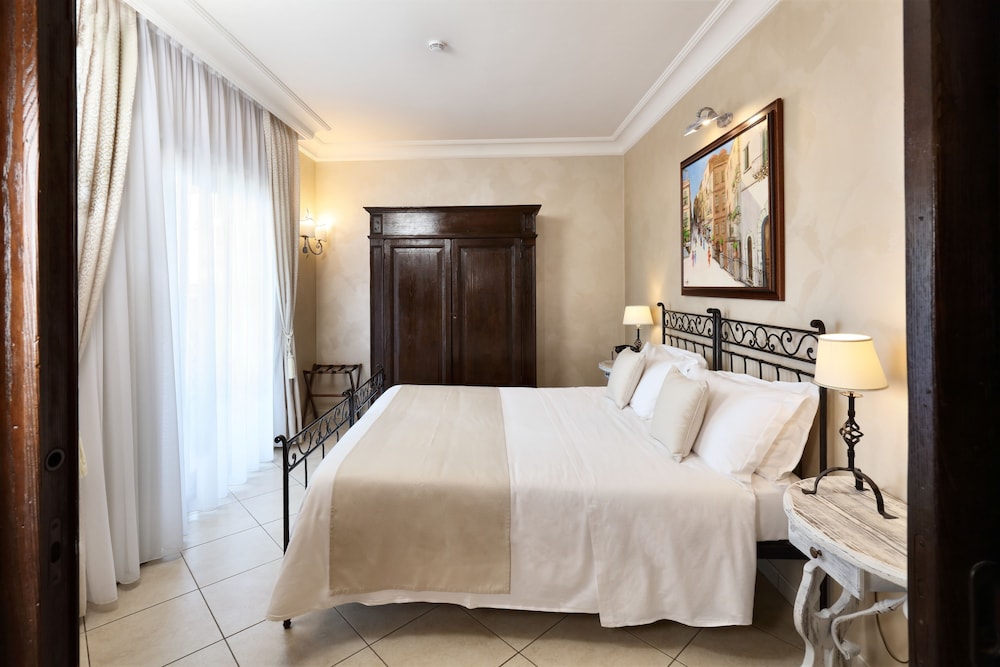 FAMILY SUITE, TNA