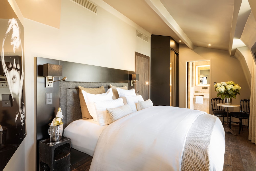 ROOM, TOP FLOOR