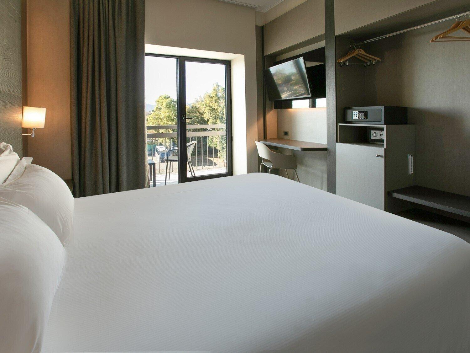 غرفة قياسية بسرير مزدوج بإطلالة على البحر، B&B Hotel Savona 2/4