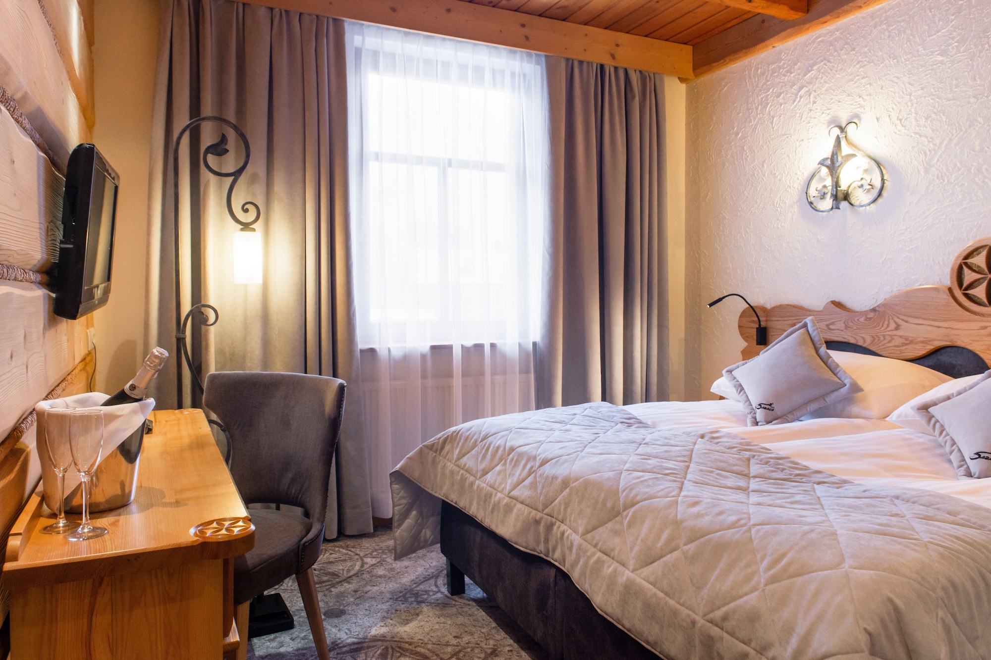 ECONOMY, DOUBLE OR TWIN BED