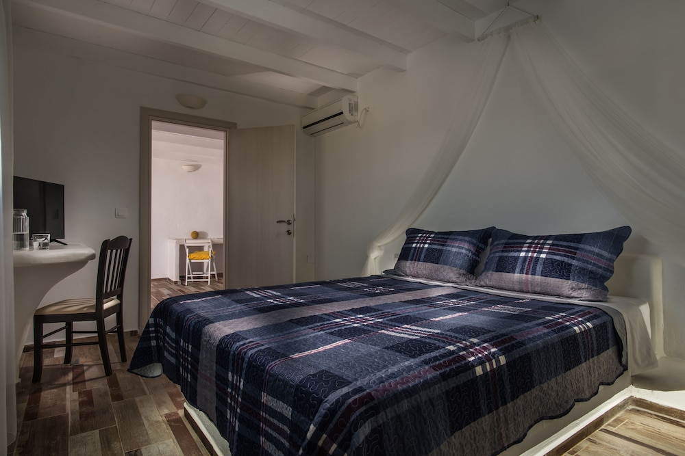 ROOM, TRIPLE, 1 QUEEN AND 1 SINGLE BED