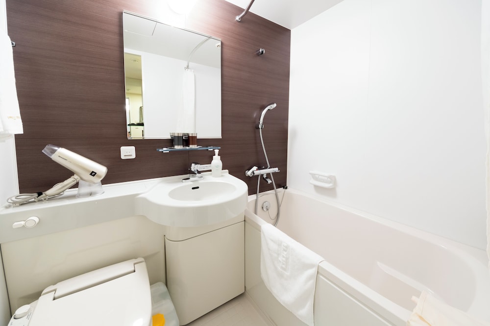 غرفة يابانية غربية بسريرين منفصلين وفرشتي فوتون، Dormy Inn Premium Wakayama 3/5
