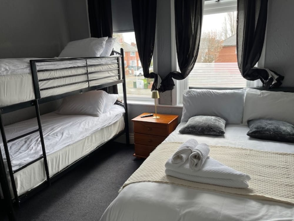 Woodville Lodge Leeds Free Parking Direct Bus to City Centre 18/45