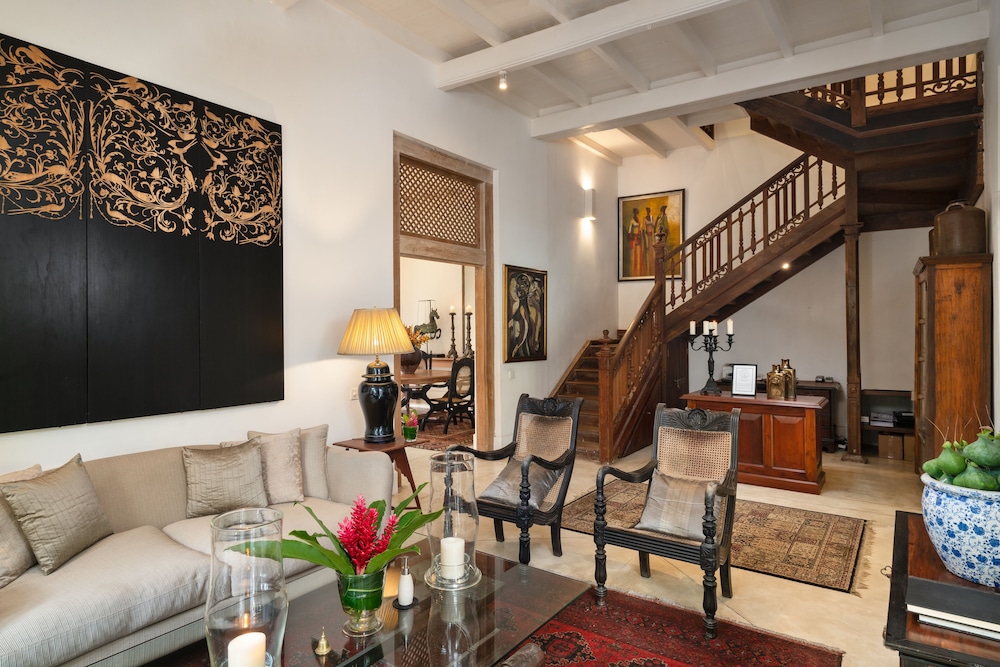 Taru Villas Rampart Street 22/50