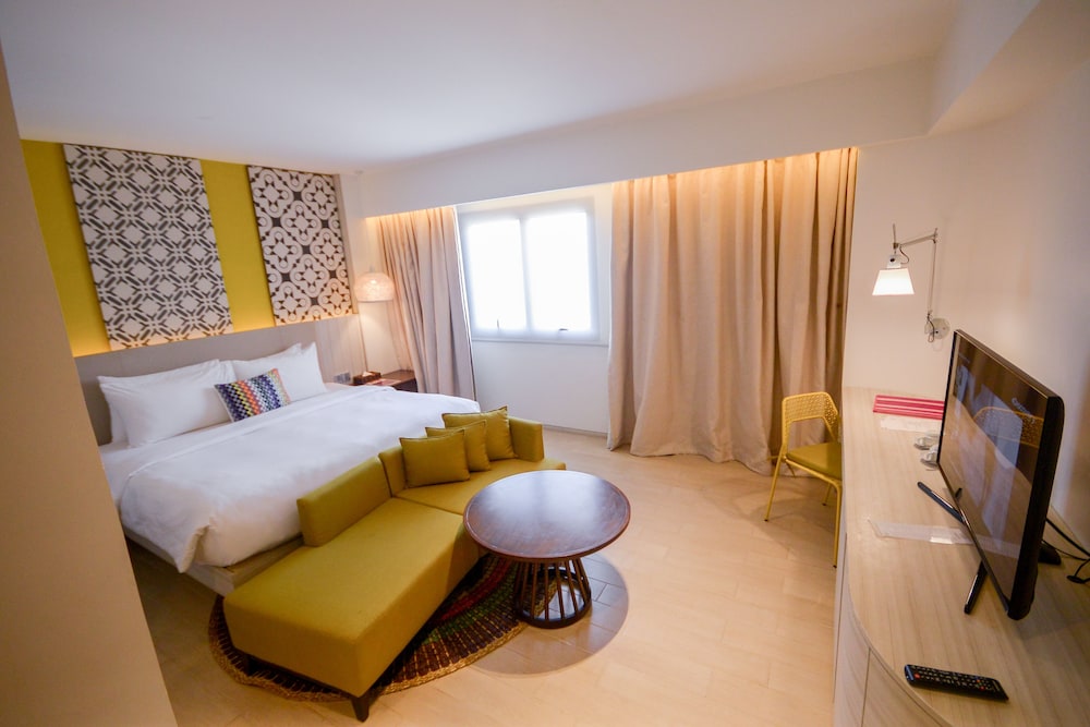 SUITE, KING BED