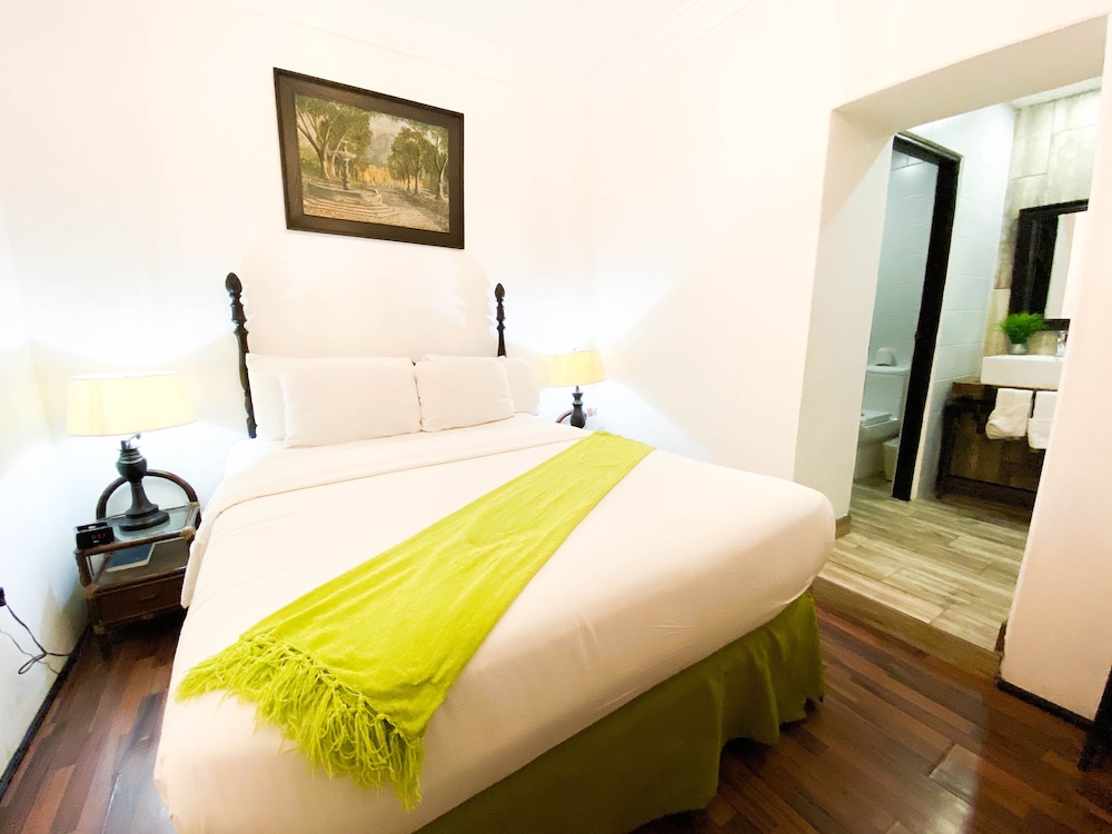ROOM, QUEEN BED