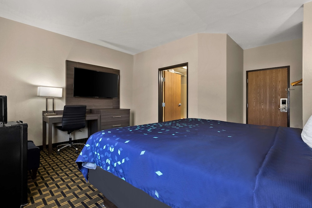 STANDARD, KING BED, JETTED TUB