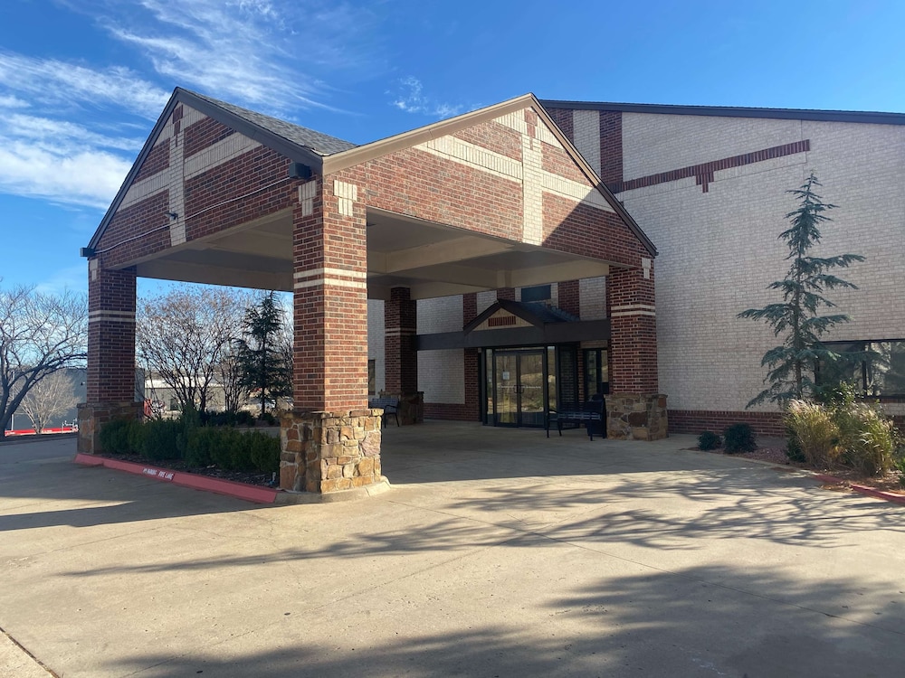 SureStay Plus Hotel By Best Western Edmond 1/10