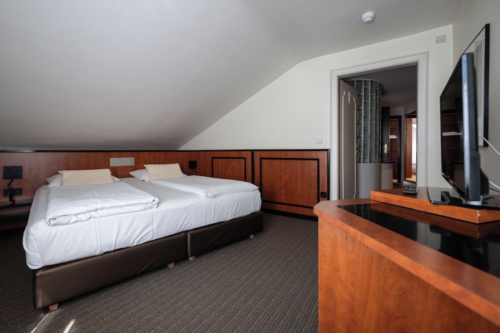 SUITE, 2 DOUBLE BEDS, CORNER