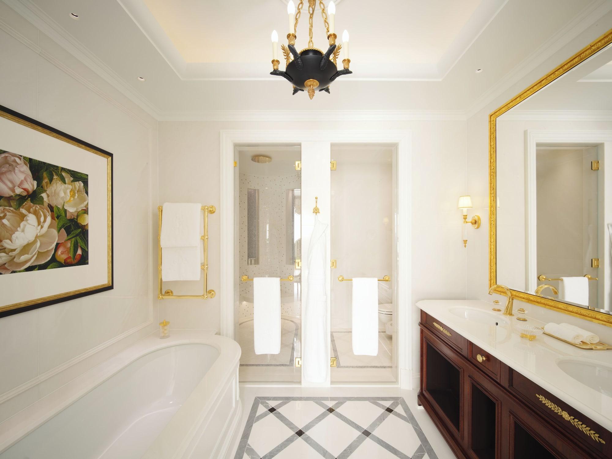 جناح جونيور، RITZ LONDON 2/3