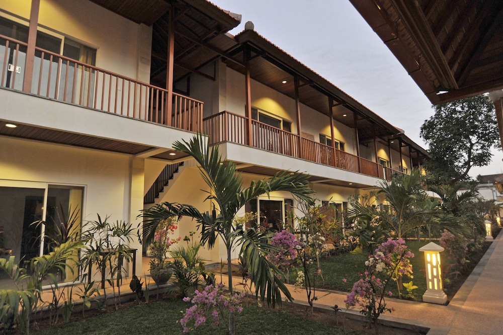 Aquarius Beach Hotel 4/64