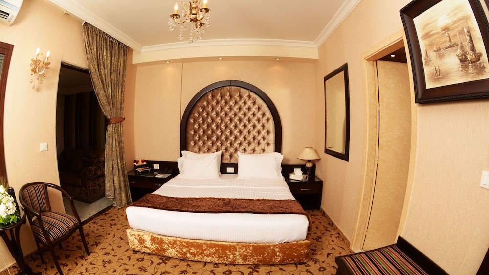 QUEENS SUITE HOTEL 23/61