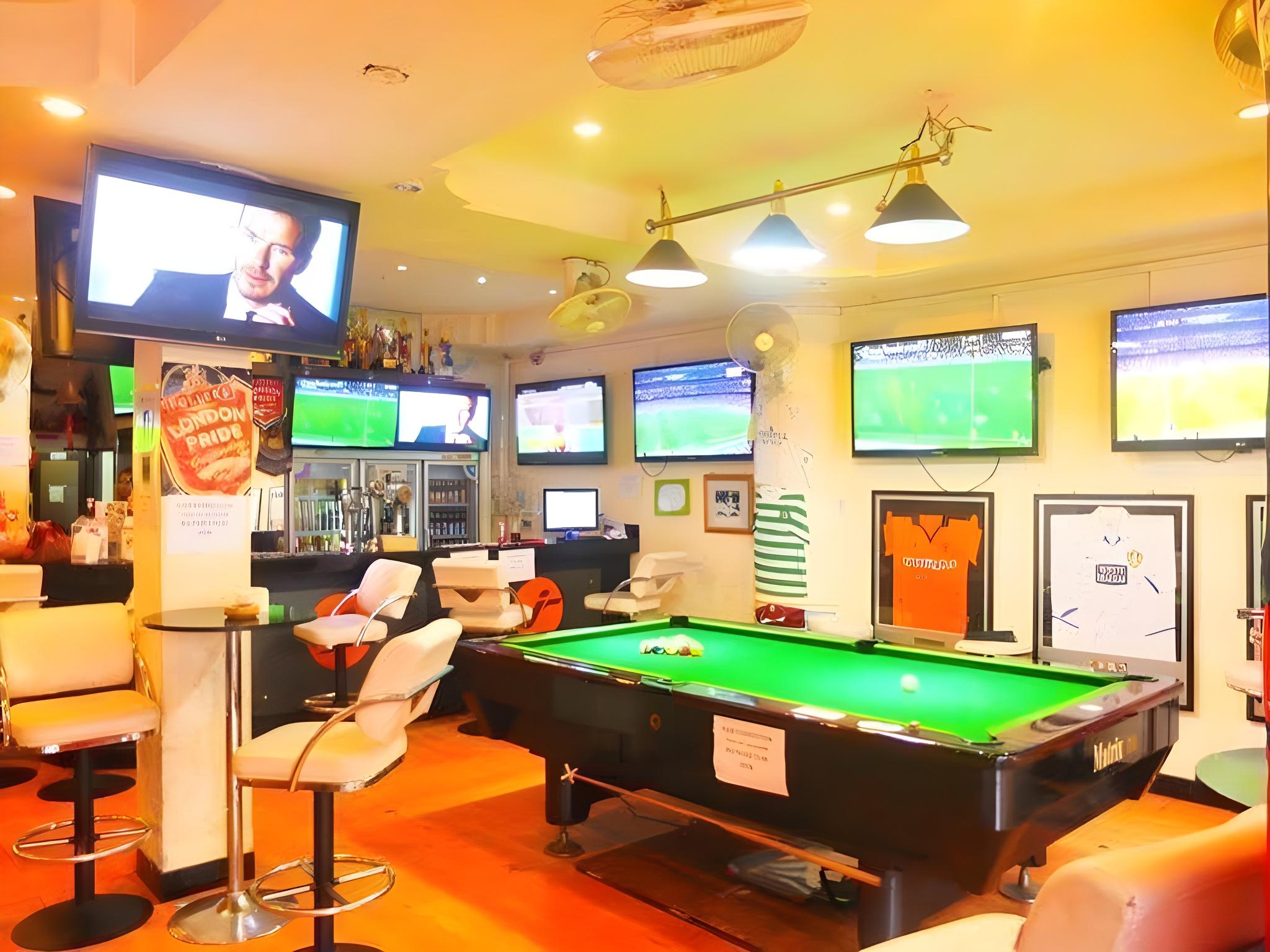 I-Rovers Sports Bar & Guesthouse 21/33