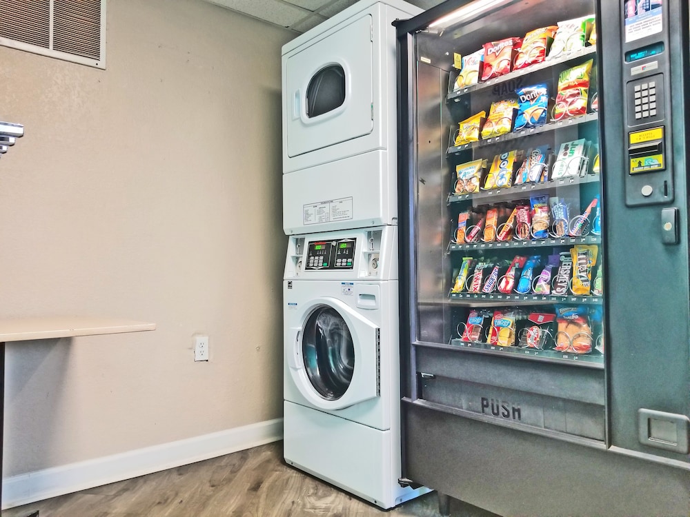 Howard Johnson by Wyndham Houston Hobby Airport 33/61