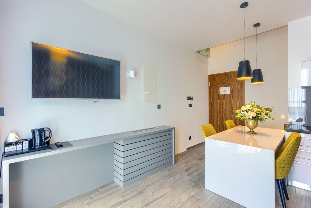 Bel Residence 10/80