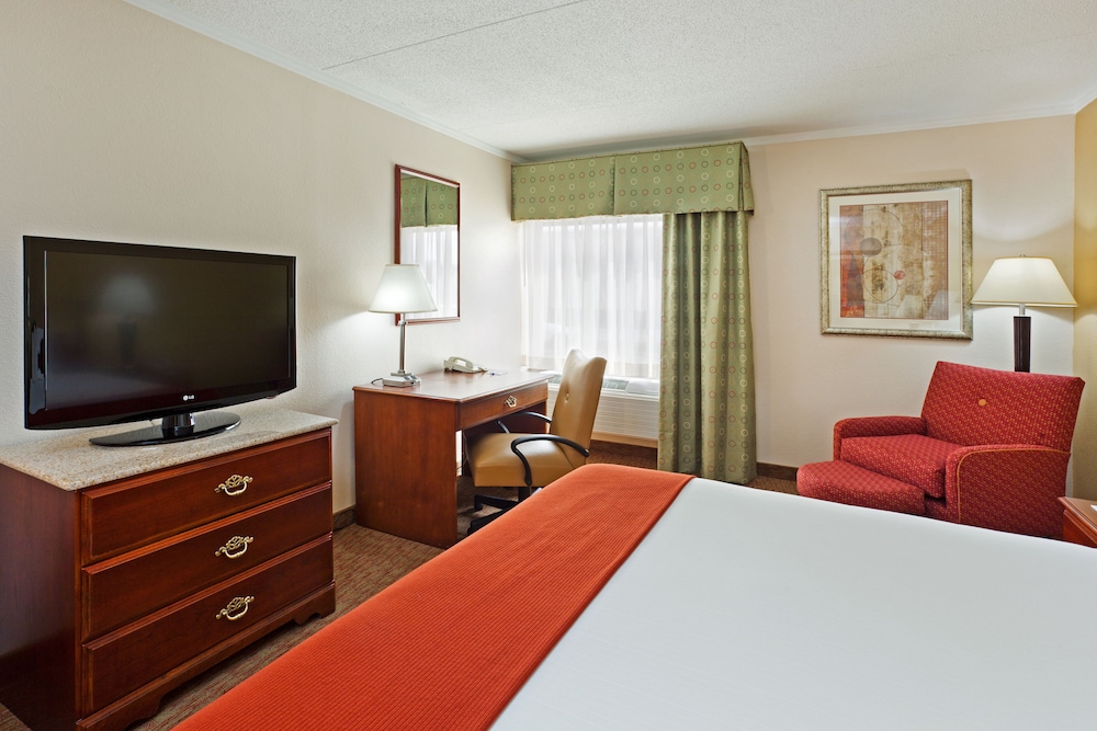 Holiday Inn Express & Suites Greensboro - (I-40 @ Wendover) 20/48