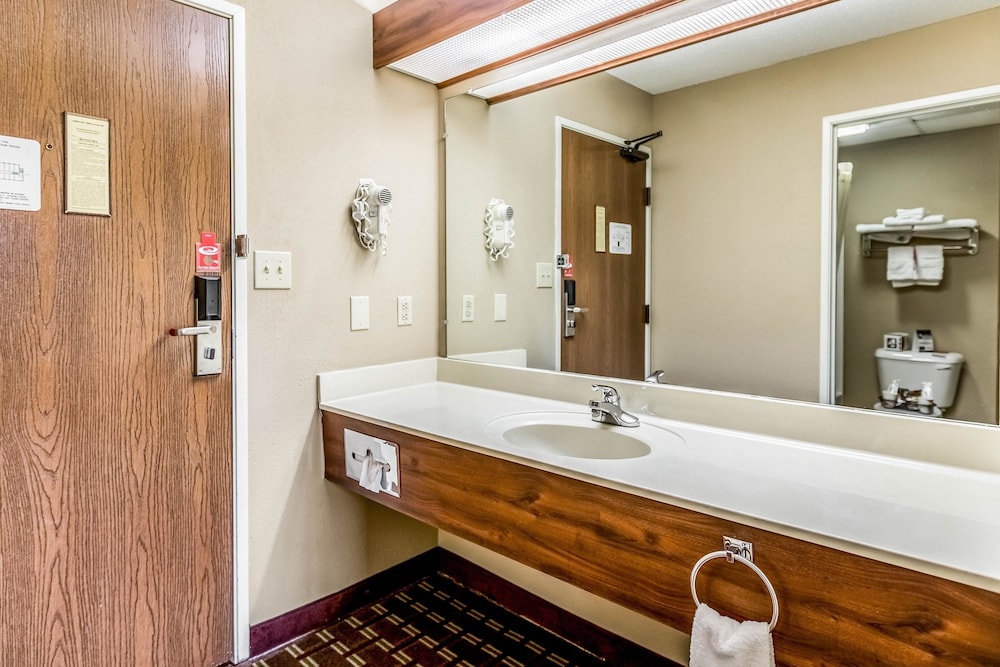 Econo Lodge Shelbyville KY 4/30