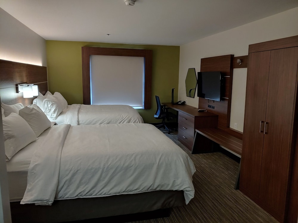 Holiday Inn Express Hotel Suites Searcy 17/50