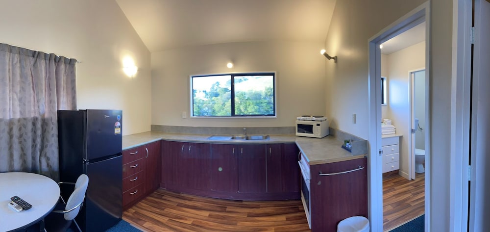 RAYLAND EPSOM MOTEL 24/36