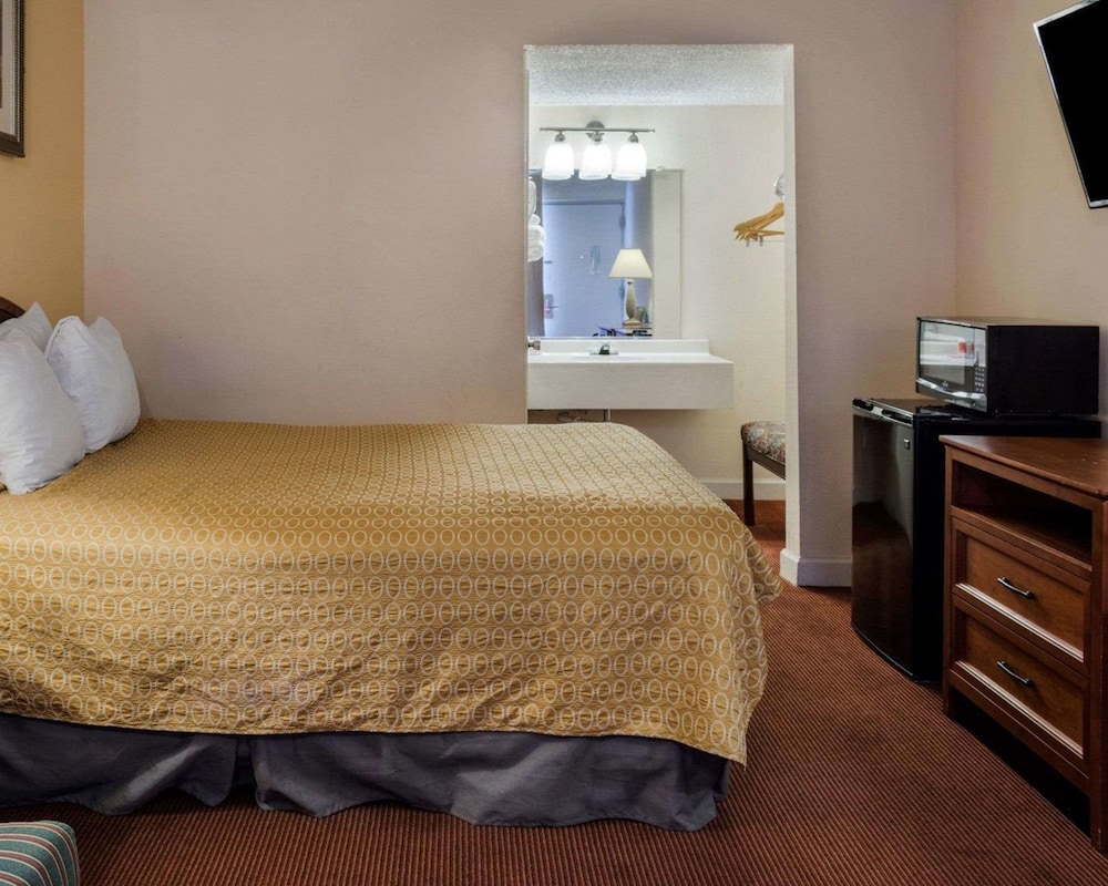 Rodeway Inn Colonial Heights I-95 10/40