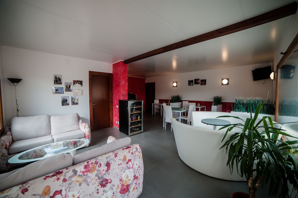La Villa Hill Resort 4/40
