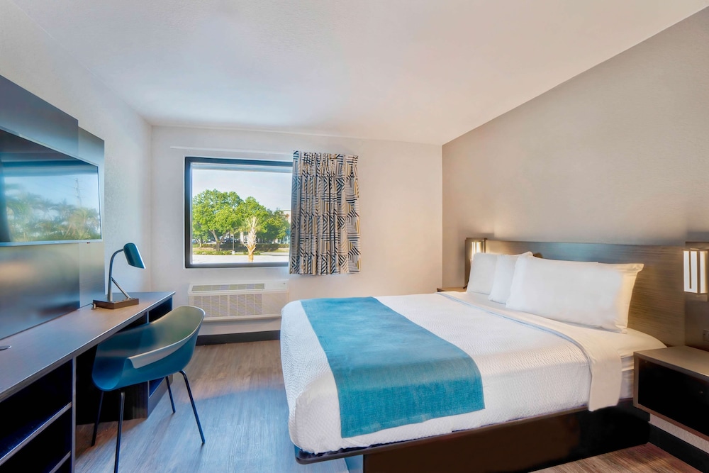 STANDARD, QUEEN BED