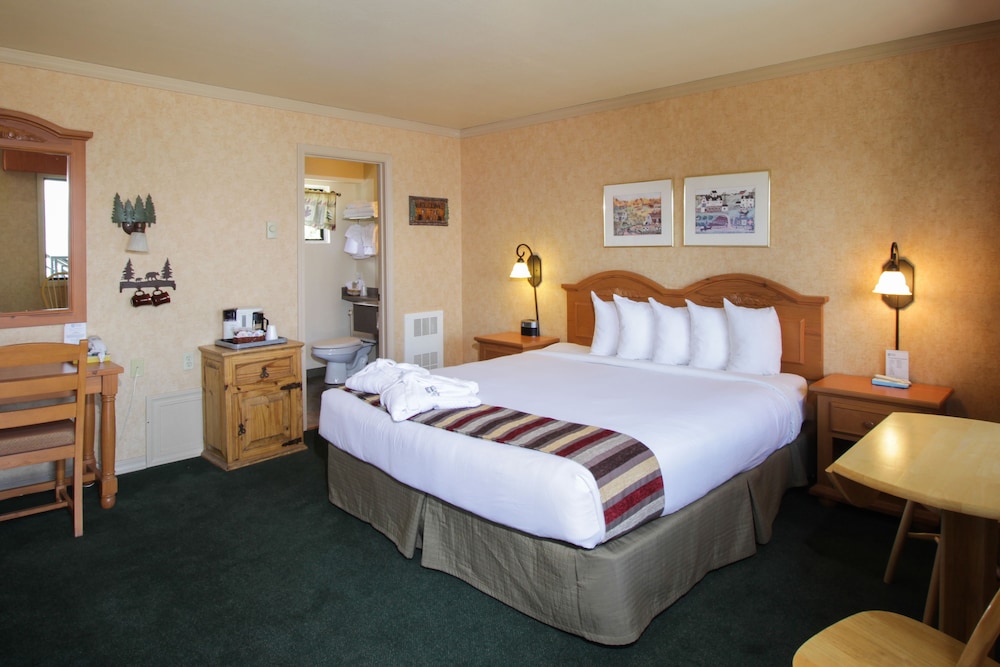 Superior, King Bed, Partial Lake View