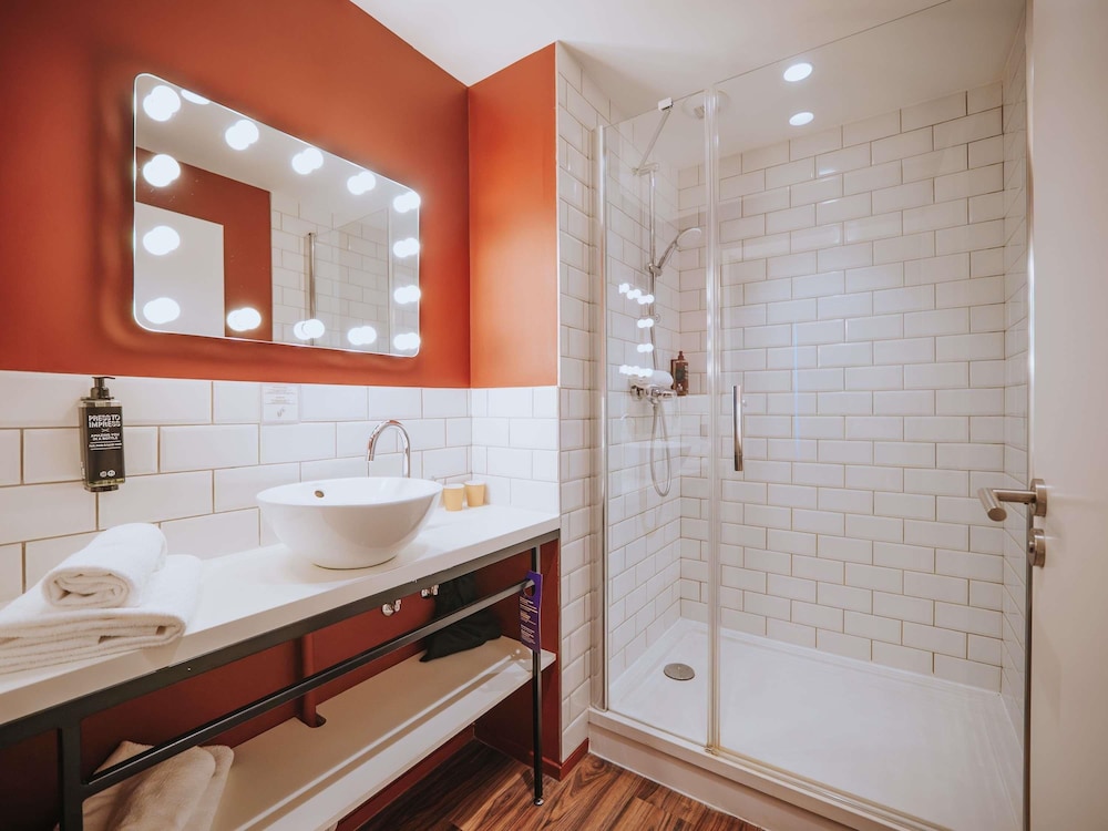 غرفة تنفيذية بسرير مزدوج مع أريكة، ibis Styles Lens Centre Gare 6/10