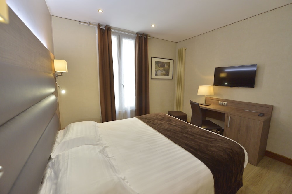 ROOM, DOUBLE OR TWIN BED