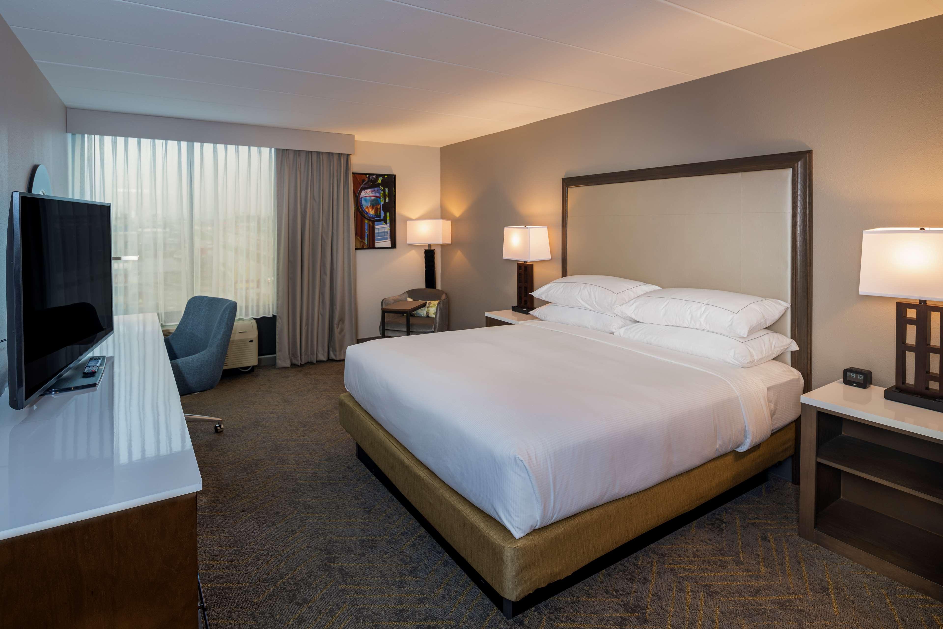 ROOM, KING BED